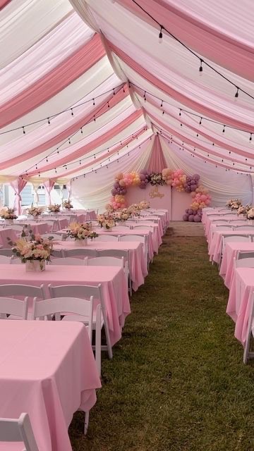 Carpa decorada en tonos rosas